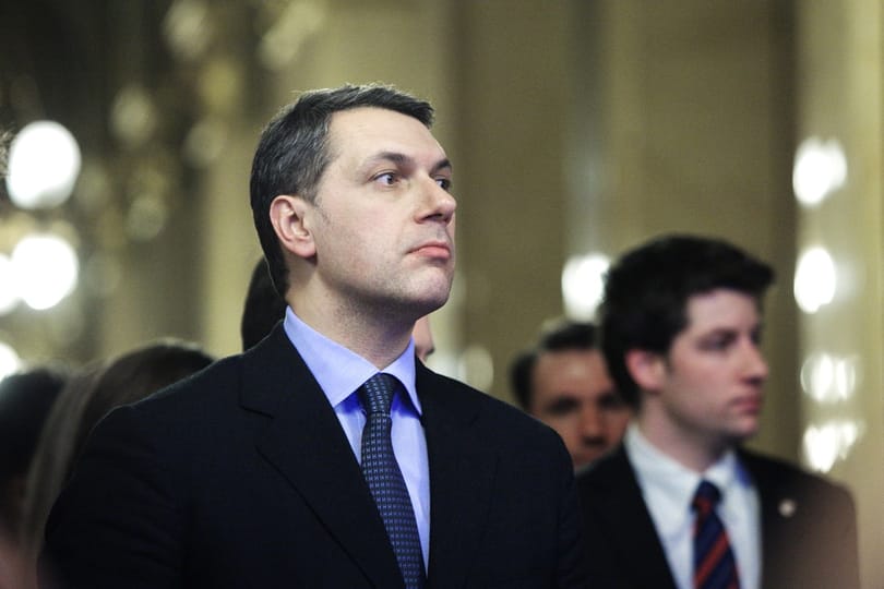 Lázár vadászruhában piruettezik azon a festményen, amit L. Simontól kapott