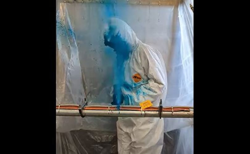 Elege lett a Teslának a töltőkábellopásokból, tintapatronnal védekeznek – videó