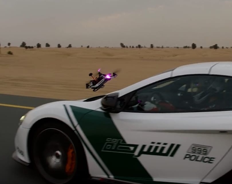 Ennek is eljött az ideje: drónnal versenyzett egy McLaren Dubaj utcáin – videó