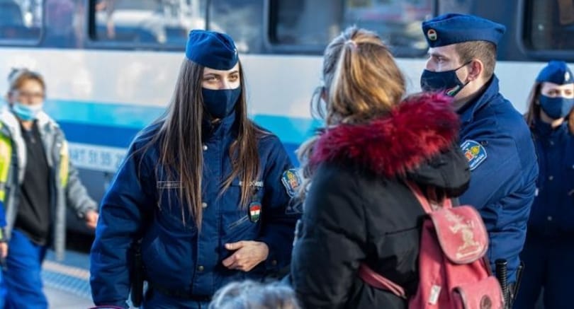 Rendőrség: csalók vegyülnek a menekültek közé, hogy adományt vegyenek fel