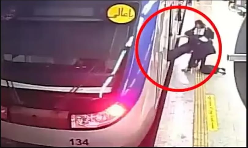 Gyanús körülmények között meghalt egy iráni tinédzser, aki fejkendő nélkül akart metróra szállni