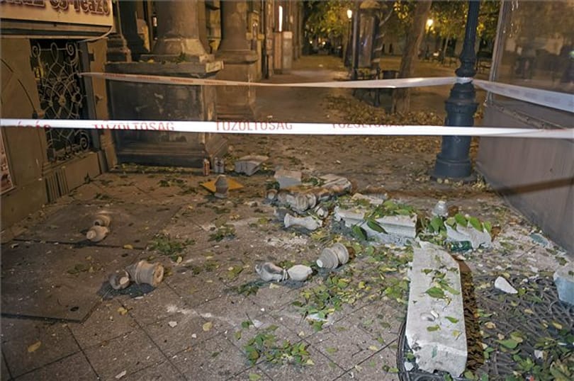 Életveszélyes zuhanást okozott a leszakadt erkélykorlát