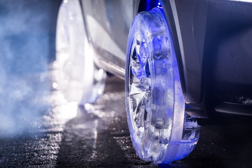Ennek a Lexusnak a kereke tényleg csak télen jó, ugyanis jégből van