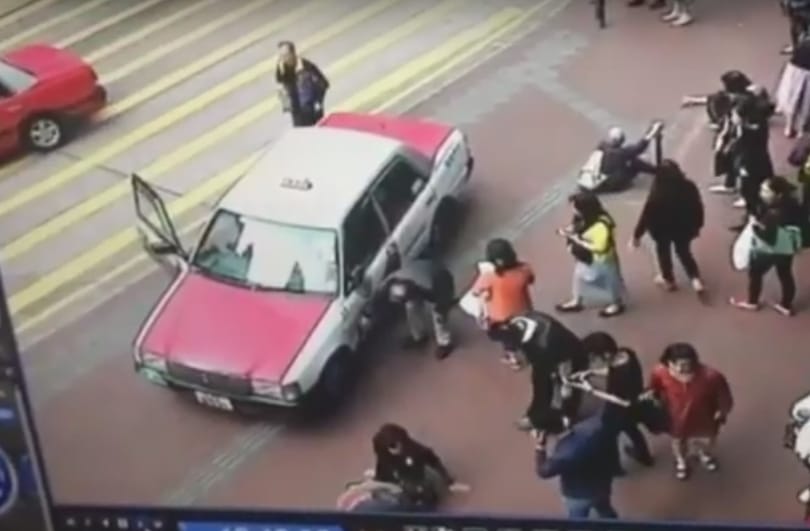 Ilyen az együtt érző taxis, aki elüt 9 embert, majd megnézi, nem tört-e meg az autó – videó