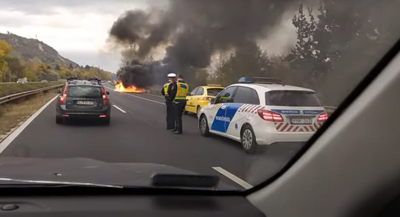 Hatalmas lángokkal égett egy autó az M1-esen - videó