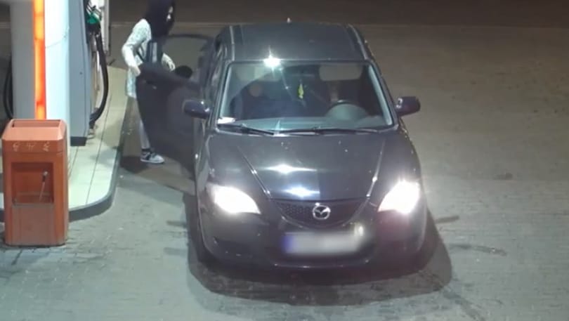 Lopott rendszámú autóba, fizetés nélkül tankolt egy nő – videó