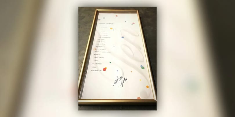 Több mint 35 millió forintért kínálnak egy Steve Jobs aláírásával jegyzett évfordulós emléktáblát