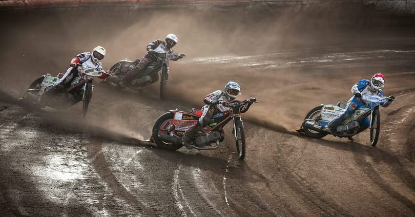 Félbeszakadt a debreceni salakmotor-stadion avatója, mert alkalmatlan volt motorozásra