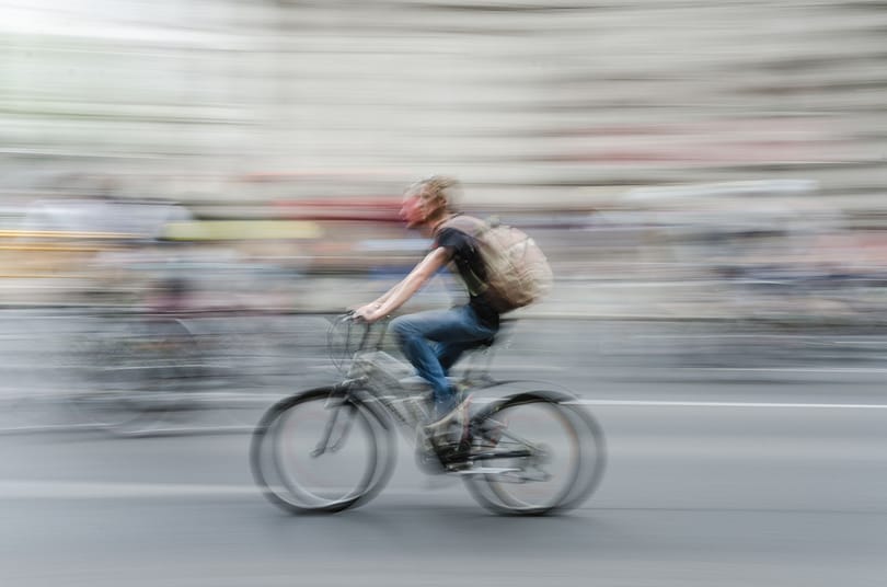 Biciklisre lőtt egy autós Budapesten, vádat emeltek ellene