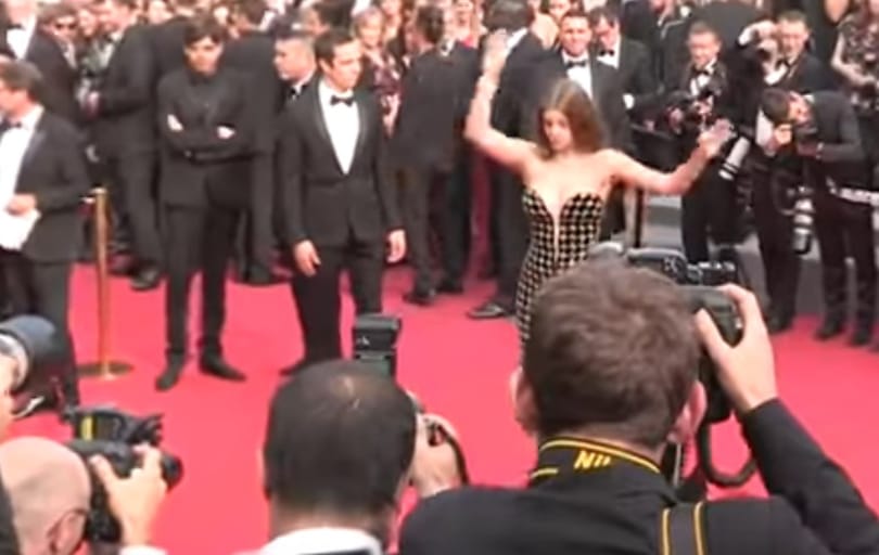 Palvin Barbara megbotlott a vörös szőnyegen, de csak tovább mosolygott