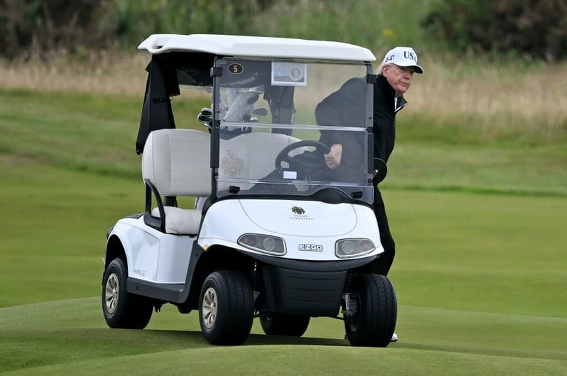 Páncélozott golfkocsival kísérgették Trumpot Skóciában, amíg ő ütögetett