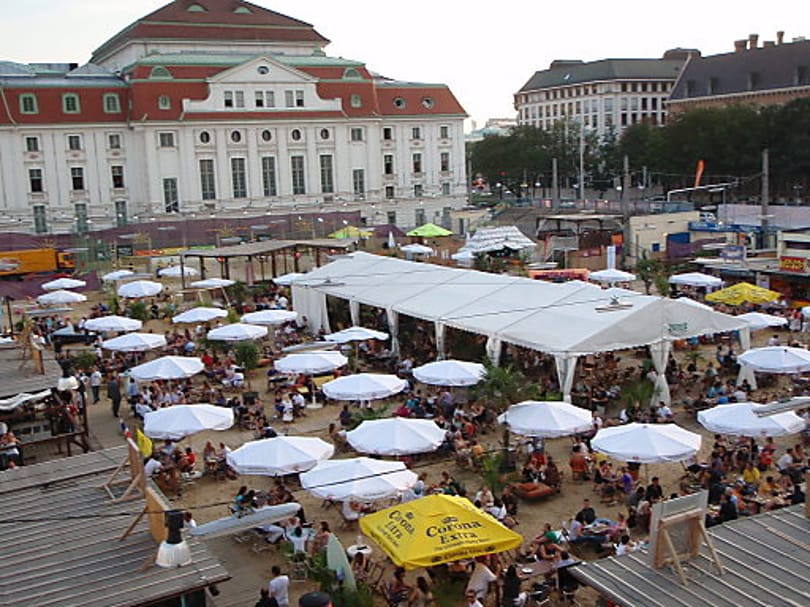 Játszótér homokozóval és kocsmával - felnőtteknek