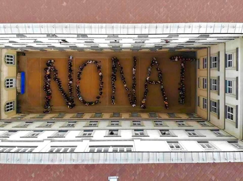 Az Eötvös József Gimnázium élőképpel tiltakozik a Nat bevezetése ellen