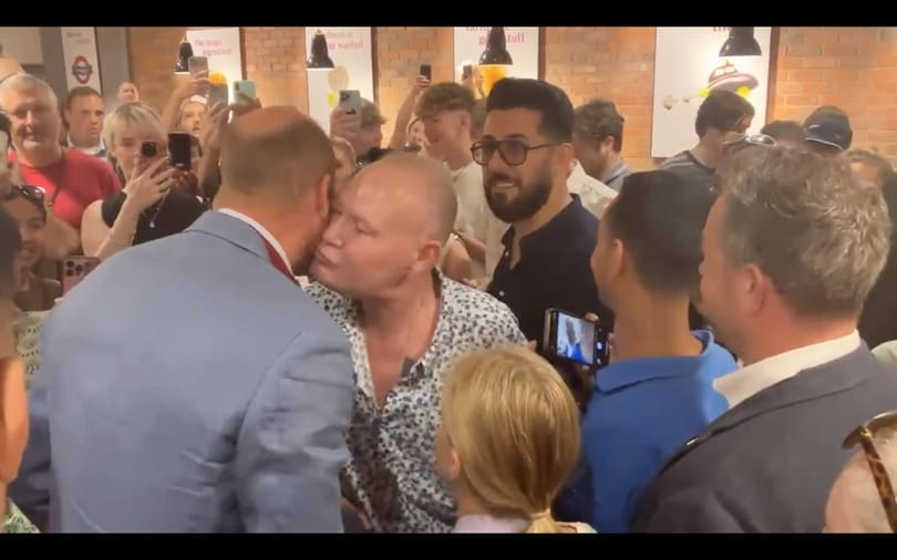 Paul Gascoigne nem tudott ellenállni, arcon csókolta Vilmos herceget egy szendvicsezőben – videó