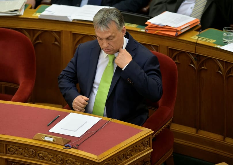 Szegény Orbán Viktor, a fizetése felét elviszi az állam