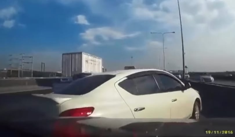 Az ilyen baleset miatt lesz nagy torlódás egy autópályán – videó