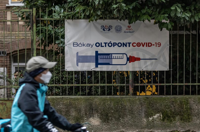 Ismét támad a Covid. Ha a magyar egészségügyi hatóságokon múlik, jó eséllyel nyerhet is