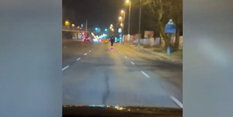 80 km/h-val száguldott egy rolleres az autósok előtt a Váci úton – videó