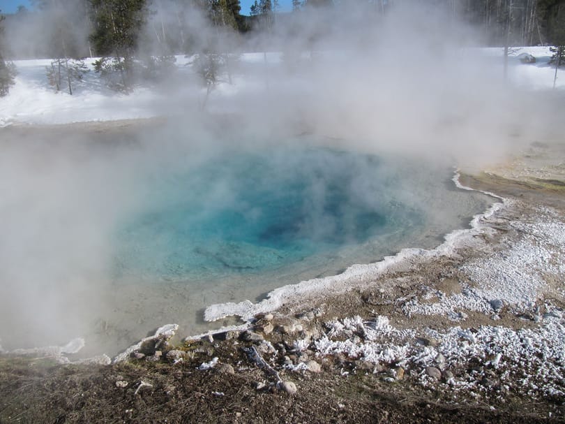 „Nagyon forró” – egy turista belenyúlt a 78 fokos forrásvízbe a Yellowstone-parkban