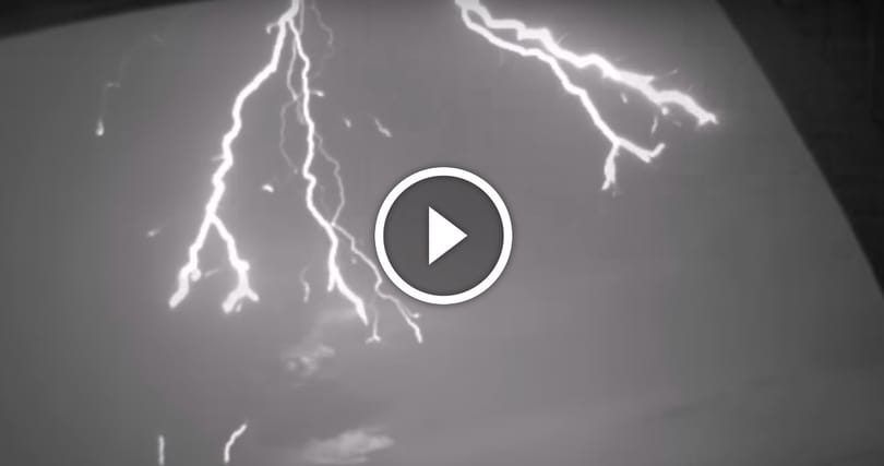 Ez valami gyönyörű és félelmetes: szuperlassított videó egy épületbe csapó villámról