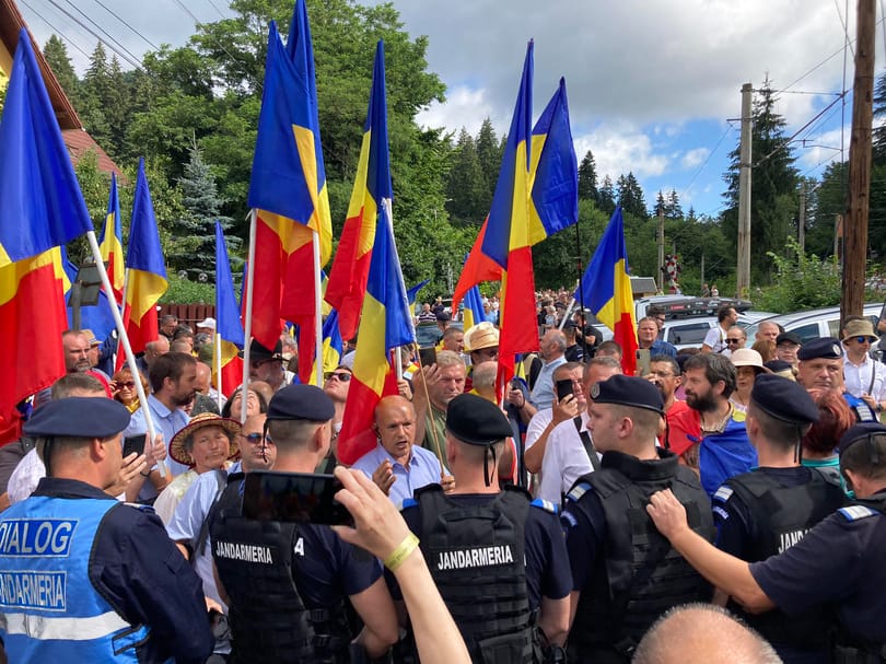 Megérkeztek a román nacionalista tüntetők is Tusnádfürdőre