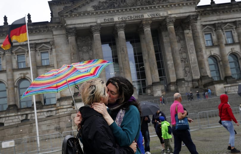 Náci karlendítéssel pózoló kínai turistákat vitt el a rendőrség Berlinben