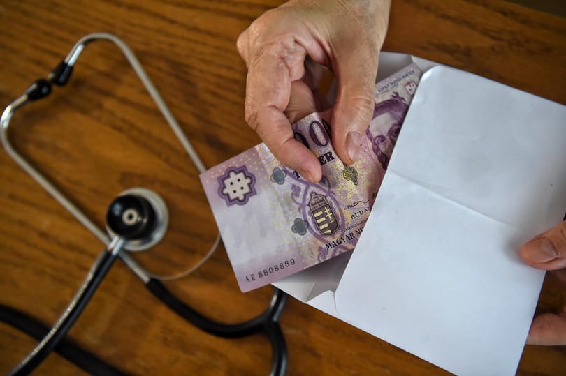 Jön a plakátkampány a hálapénz nélküli rendszer előnyeiről