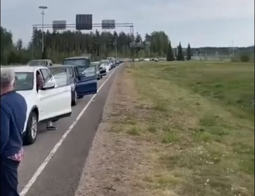 Óriási dugó alakult ki az orosz–finn határon, az oroszok tömegével hagyják el az országot