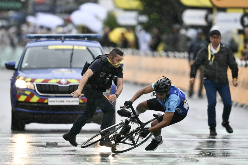 Rendőr csapta le a bicikliről a Tour de France befutóját megzavaró férfit