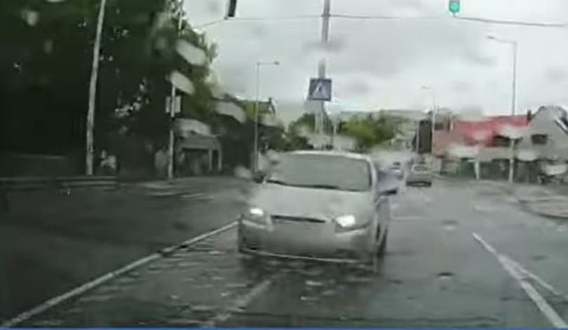 Felugratott a járdaszigetre, majd nekivágott szemből a forgalomnak egy autós – videó