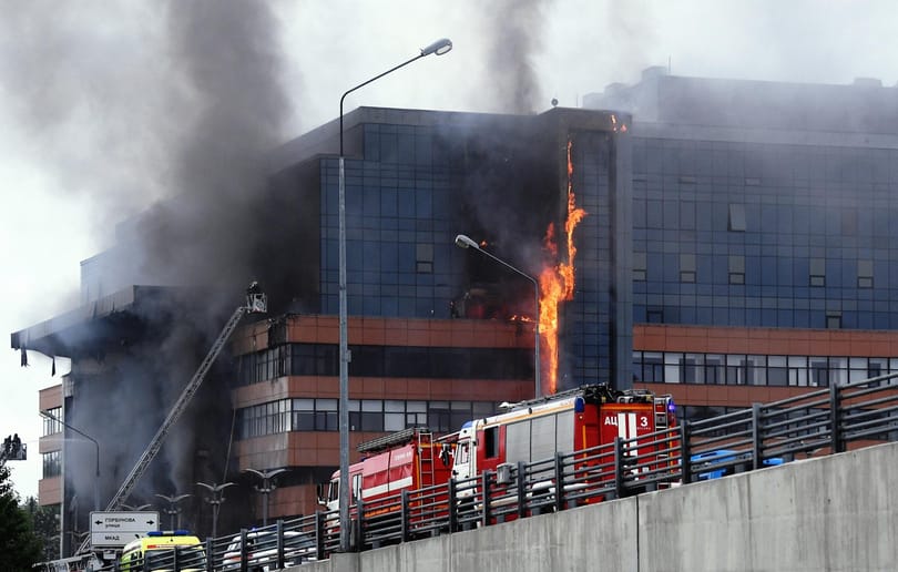 Hatalmas tűz volt egy moszkvai irodaházban – videók