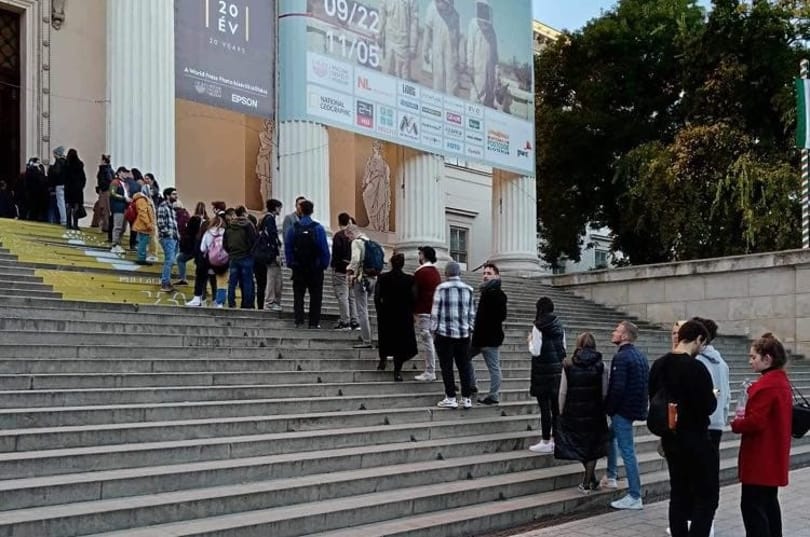 L. Simon László megköszönte Dúró Dórának, hogy reklámot csinált a World Press fotókiállításnak