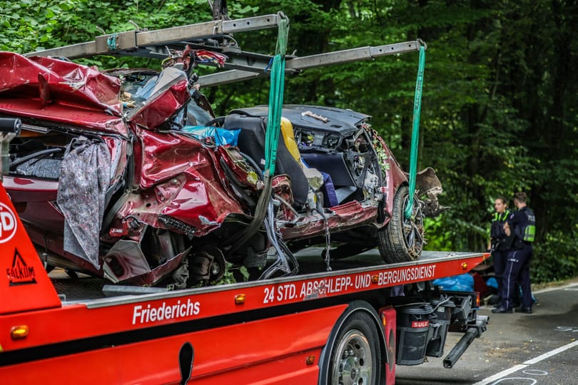 A négyen meghaltak, miután egy 16 éves sofőr fának hajtott Németországban