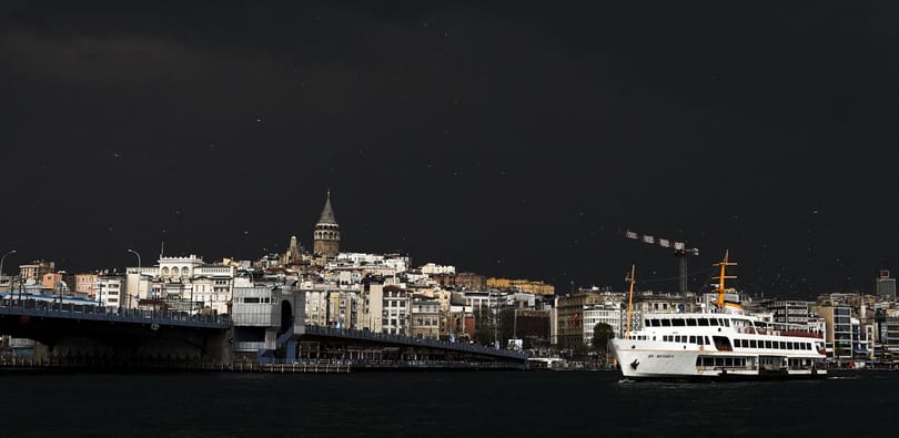 Videón, ahogy 5 percre éjjeli sötétség borul Isztambulra