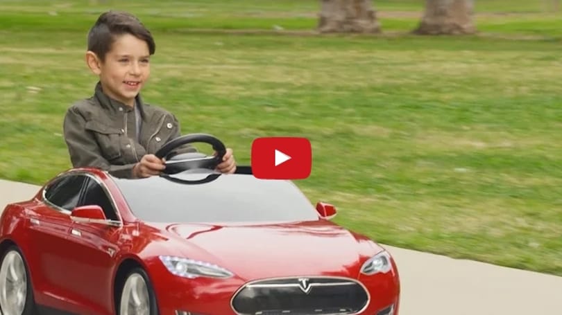 Pedálos autó? Felejtse el, megjött a gyerekeknek szánt Tesla – videó