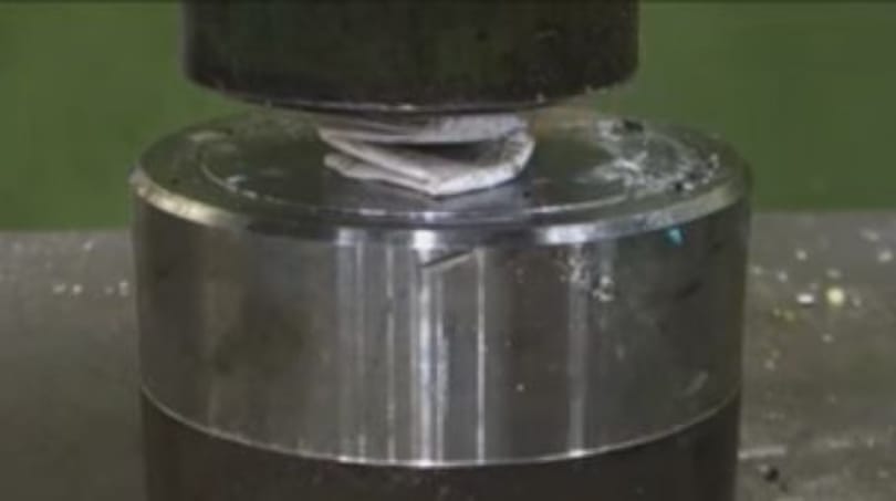 Videón a bizonyíték: nem lehet 7-nél többször félbehajtani egy A4-es papírlapot
