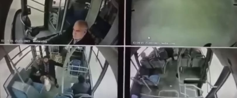 Több kamera is felvette, amikor egy busz tóba rohant Törökországban 