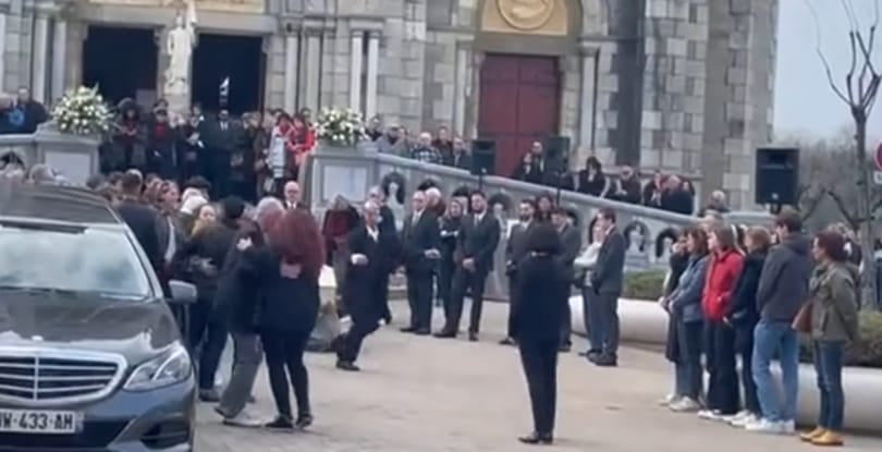 Úgy táncolt a temetésen, mintha a meggyilkolt feleségével keringőzne