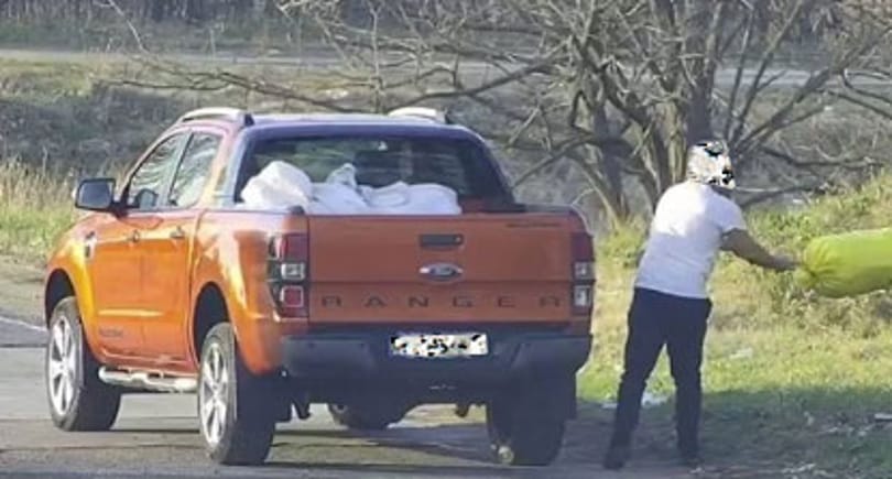 Itt van két autós, aki nagyban pakolja le a szemetét az Ócsai útnál