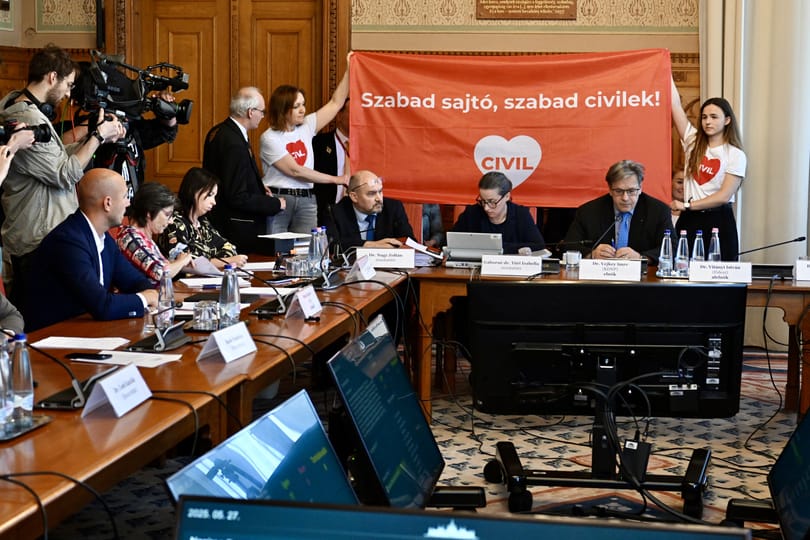 Ócska diktatúra vagy szuverén jogállam – civilek is akcióztak az ellehetetlenítési törvény bizottsági vitáján