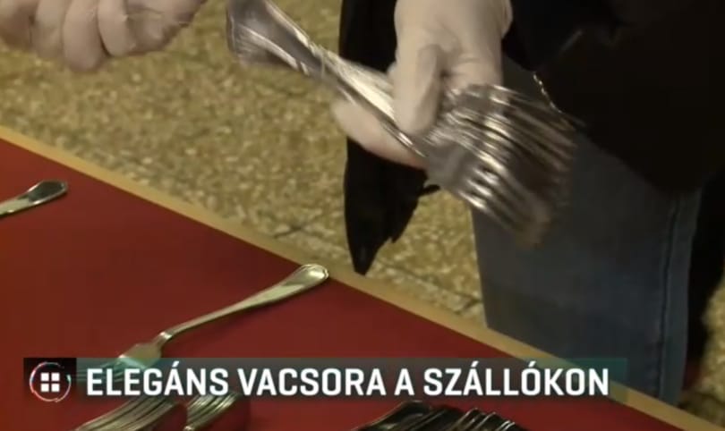 Elegáns vacsorát szerveztek hajléktalanoknak