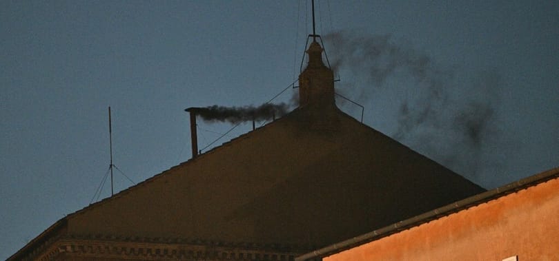 Felszállt a fekete füst, nincs még új pápa – a konklávé első napjának összefoglalója