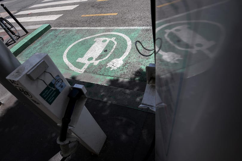 Két országban van az elektromosautó-töltők fele az EU-ban
