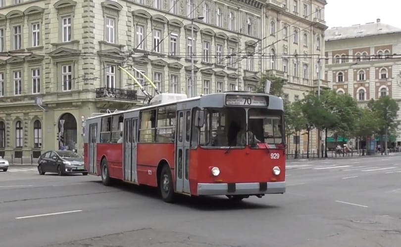 Nem csak fényképezhették, meg is kellett tolniuk a BKV nosztalgiatroliját
