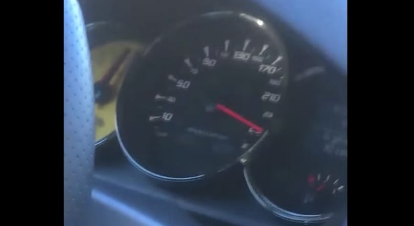 250 km/h-val repesztett a Renault, amikor balról simán megelőzték – videó