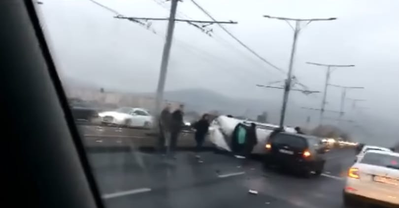Két autó ütközött az Árpád hídon, baleset volt az M3-as bevezetőnél – beállt a környék
