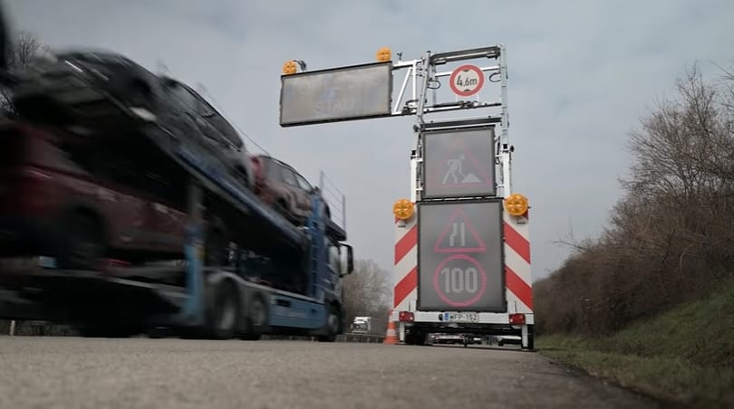 Még jobban látható figyelmeztető táblákat vet be a Magyar Közút a dolgozói biztonságáért