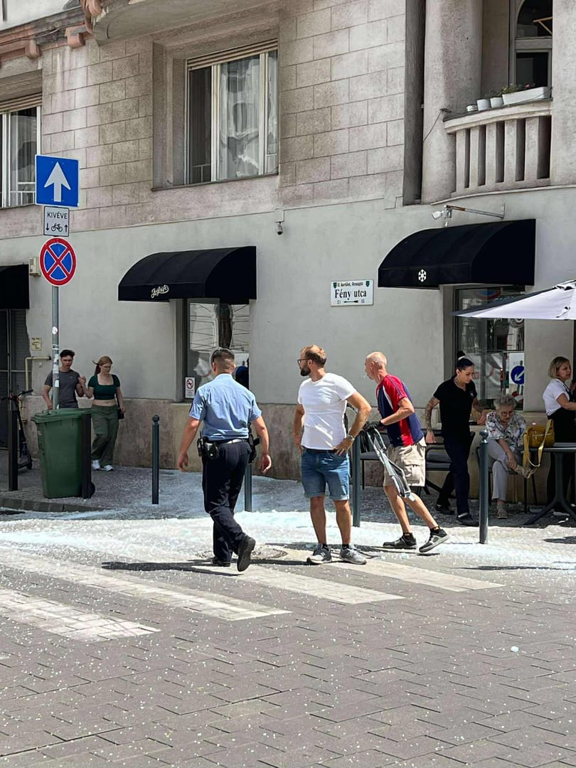 Lezuhant és ripityánra tört egy hatalmas üvegpanel egy Lövőház utcai építkezésnél