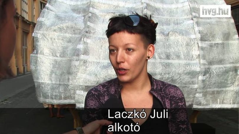 Hogy kerül egy műanyag fokhagymagerezd a belváros szívébe?