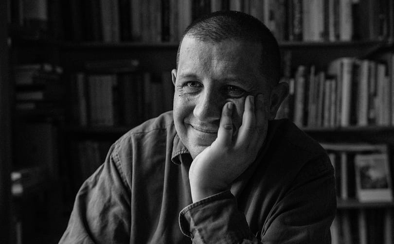 Szikár humorral ír az édesanyjáról új könyvében Marcin Wicha